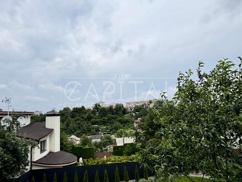 будинок за адресою Листопадна вул.