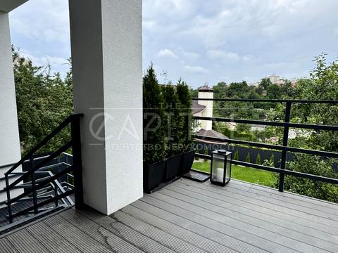 будинок за адресою Листопадна вул.