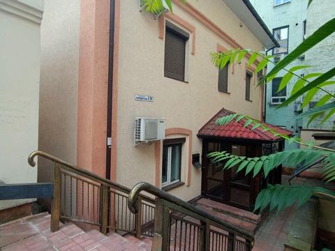 комерційна за адресою Рогнідинська вул., 1/13