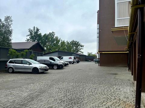 паркоместо по адресу Высочана ул., 8