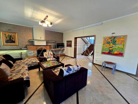 будинок за адресою Набережна вул., 1