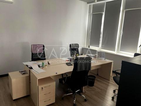 комерційна за адресою Дніпровська набережна вул., 14