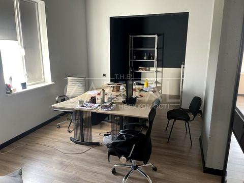 комерційна за адресою Дніпровська набережна вул., 14