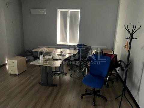 комерційна за адресою Дніпровська набережна вул., 14