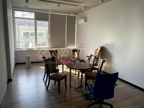 комерційна за адресою Дніпровська набережна вул., 14