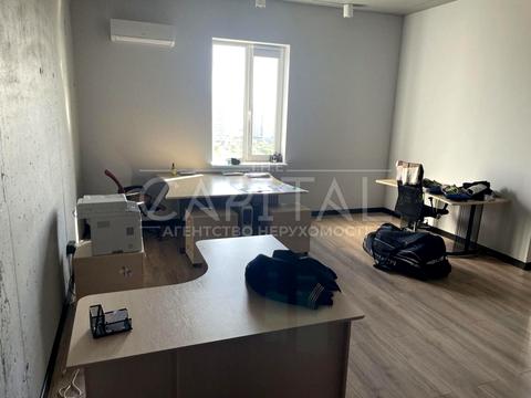 комерційна за адресою Дніпровська набережна вул., 14