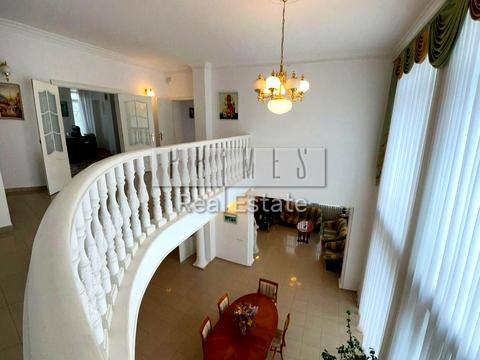 будинок за адресою Вишнева вул.