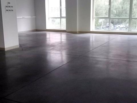 комерційна за адресою Анни Ахматової вул., 13Є