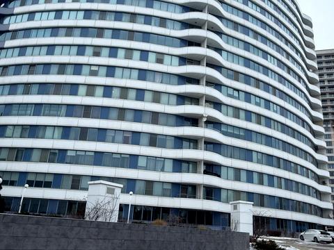 комерційна за адресою Літературна вул., 1а