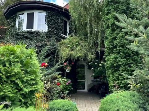 будинок за адресою Набережна 1-а