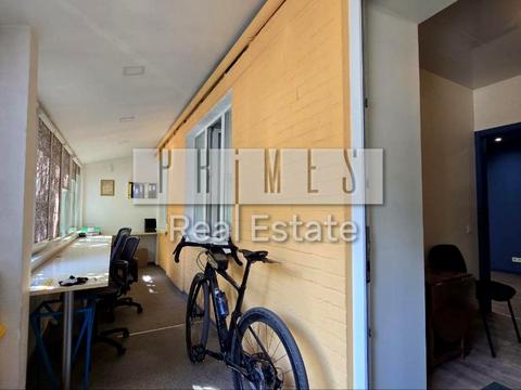 комерційна за адресою Будівельників вул., 1