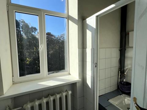 комерційна за адресою Визволення вул., 2