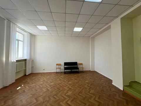 комерційна за адресою Визволення вул., 2