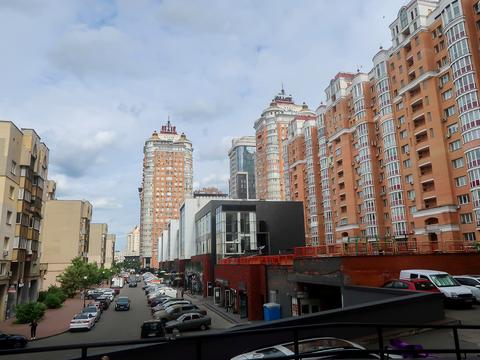 комерційна за адресою Левка Лук'яненка вул. (Маршала Тимошенка), 21/2