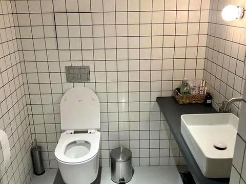 комерційна за адресою Басейна вул., 1/2