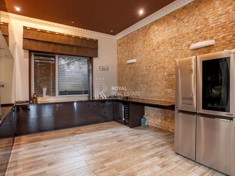 будинок за адресою с. Нові Безрадичі, Садова, 1