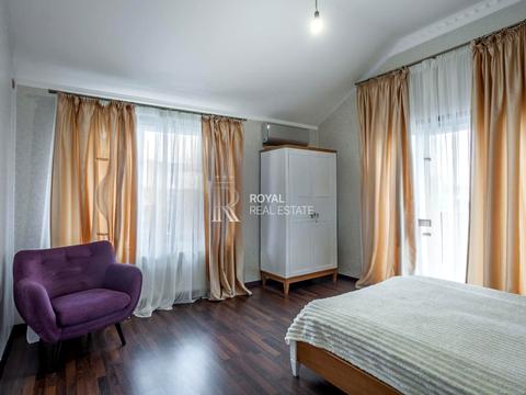 будинок за адресою с. Нові Безрадичі, Садова, 1