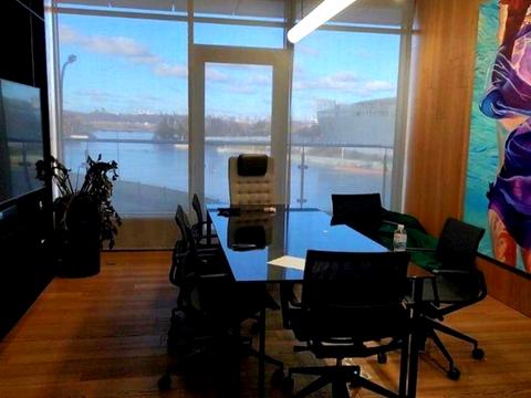 комерційна за адресою Дніпровська набережна вул., 14