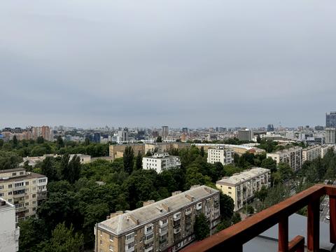 комерційна за адресою Лесі Українки бульв., 7-Б