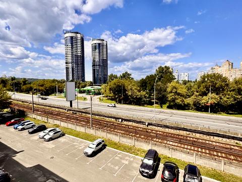 комерційна за адресою Раїси Окіпної вул., 8