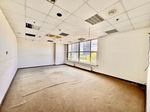 комерційна за адресою Раїси Окіпної вул., 8