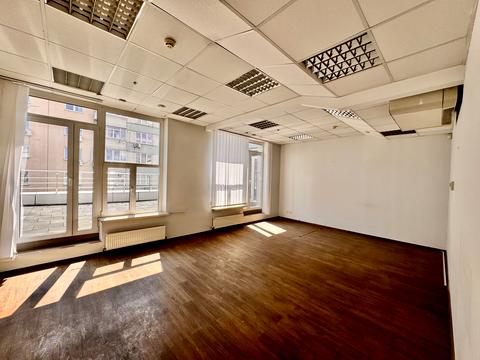 комерційна за адресою Раїси Окіпної вул., 8