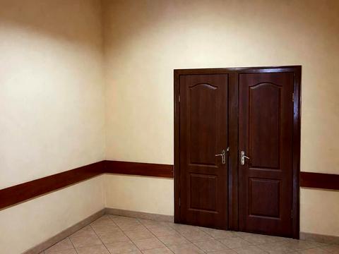 комерційна за адресою Євгена Коновальця вул., 4