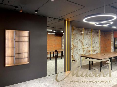 комерційна за адресою Джона Маккейна вул. (Івана Кудрі), 1