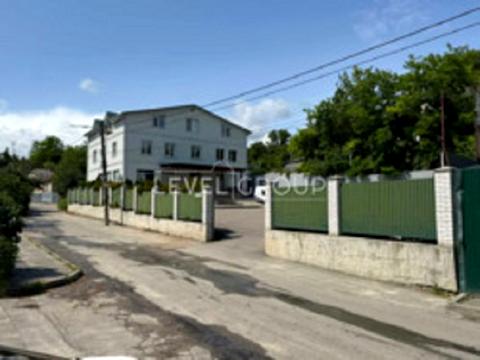 комерційна за адресою Лауреатська вул., 8