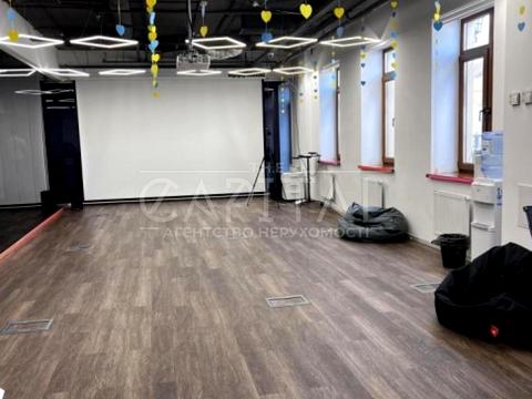 комерційна за адресою Верхній Вал вул., 10