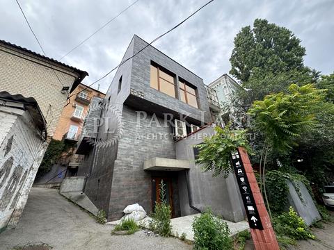 комерційна за адресою Михайлівська вул., 22