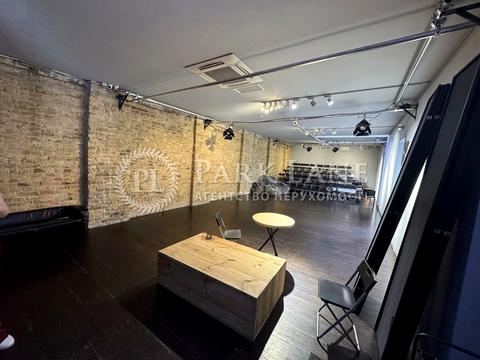 комерційна за адресою Михайлівська вул., 22