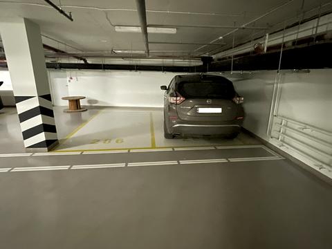 паркомісце за адресою Андрія Верхогляда вул. (Михайла Драгомирова), 11-Б