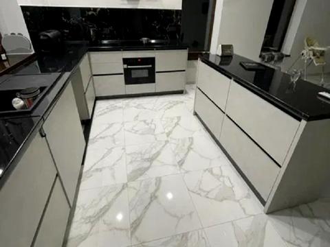 дом по адресу Місячний провулок