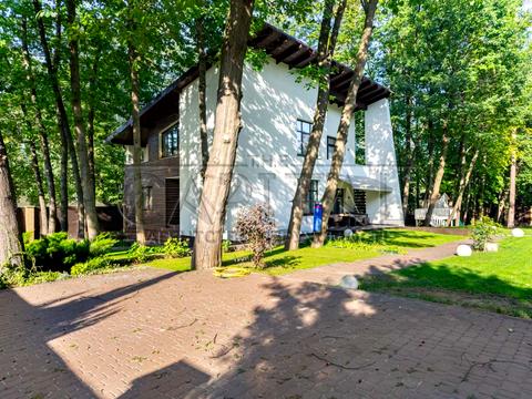 будинок за адресою Патріарха Володимира Романюка вул. (Жовтнева), 1