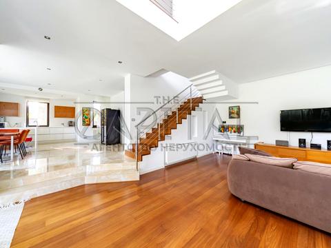 будинок за адресою Патріарха Володимира Романюка вул. (Жовтнева), 1