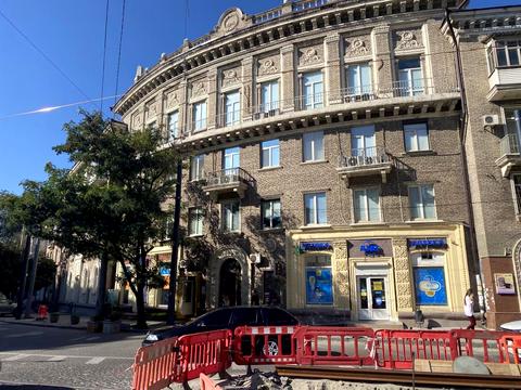 комерційна за адресою Центральна вул., 2/4