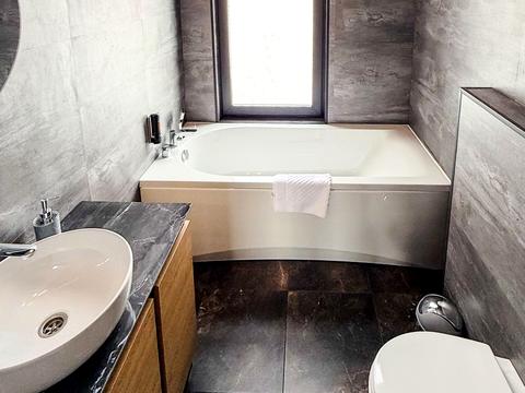 коммерческая по адресу Героїв Майану, 2