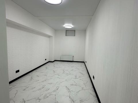 комерційна за адресою Літературна вул., 8