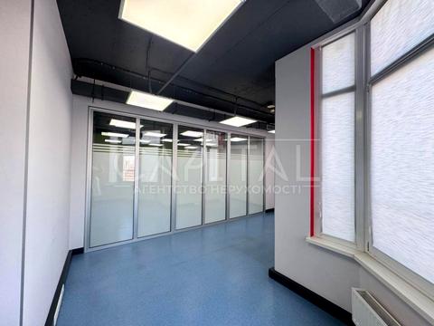 комерційна за адресою Дніпровська набережна вул., 2Б