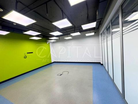 комерційна за адресою Дніпровська набережна вул., 2Б