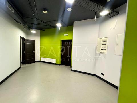 комерційна за адресою Дніпровська набережна вул., 2Б