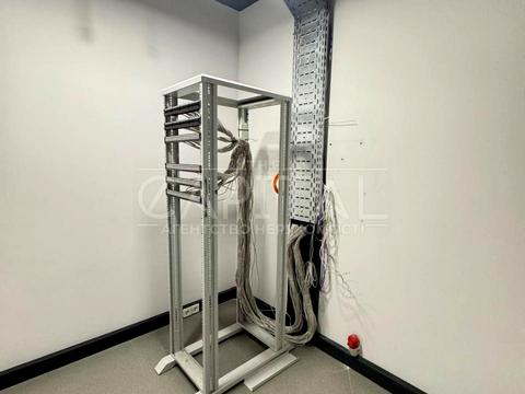 комерційна за адресою Дніпровська набережна вул., 2Б