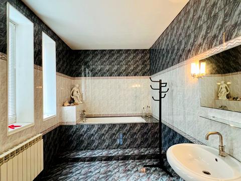 будинок за адресою Євгена Коновальця вул.