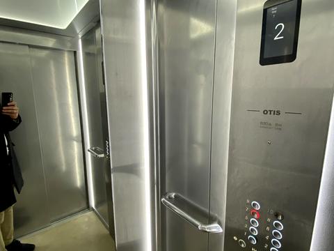 комерційна за адресою Костянтинівська вул., 75