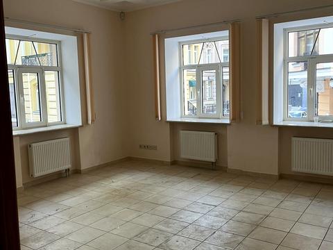 комерційна за адресою Воздвиженська вул., 14