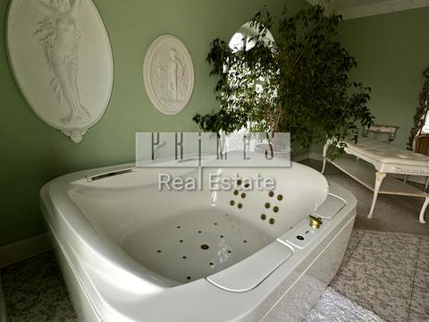 будинок за адресою Миколи Міхновського бульв. (Дружби народів)