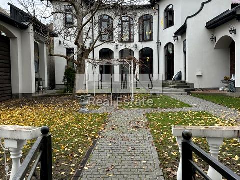 будинок за адресою Миколи Міхновського бульв. (Дружби народів)