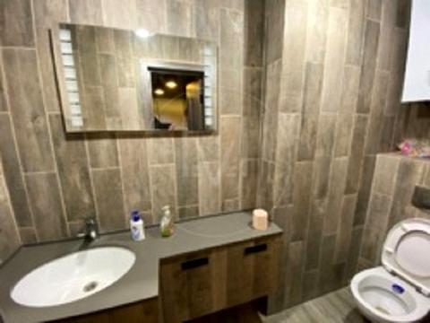 комерційна за адресою Анни Ахматової вул., 22