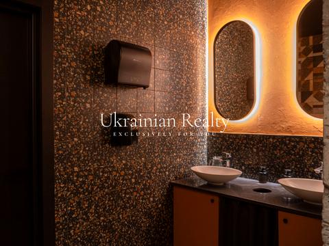 комерційна за адресою Центральна вул., 21-Б